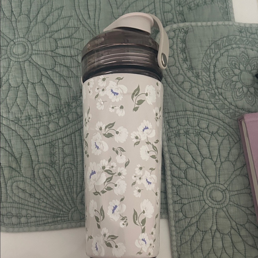 NEVER USED Floral Insulated Water Bottle 18oz great for shakes